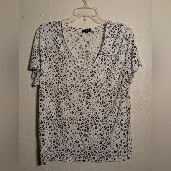 Rails Leopard Print V-Neck Women's Top Size Medium Pre-owned - Picture 2 of 4